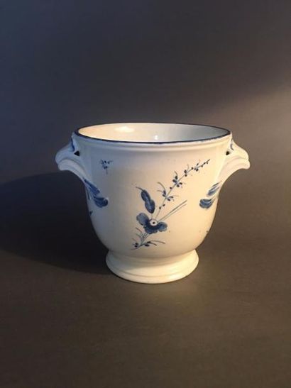CHANTILLY Petit rafraîchissoir en porcelaine à décor en camaïeu bleu «à la brindille»....