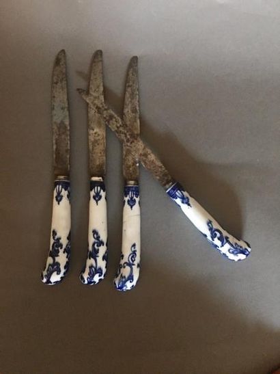 SAINT-CLOUD Quatre couteaux à manche en crosse en porcelaine pâte tendre à décor...