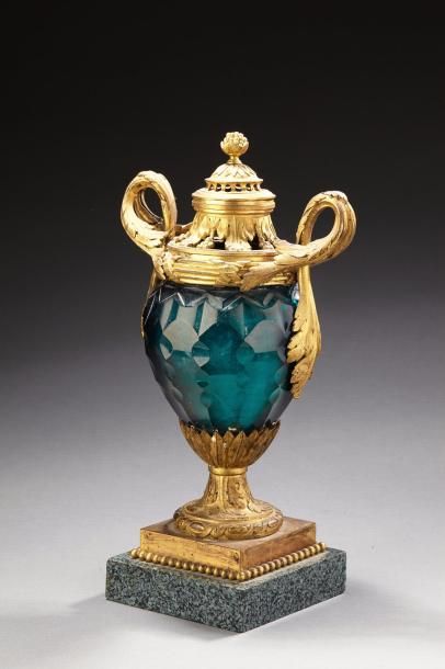 null Pot-pourri en bronze ciselé et doré et verre teinté bleu.
Base carré en porphyre...