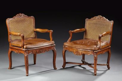 null Deux fauteuils à fond de canne en bois naturel mouluré et sculpté reposant sur...