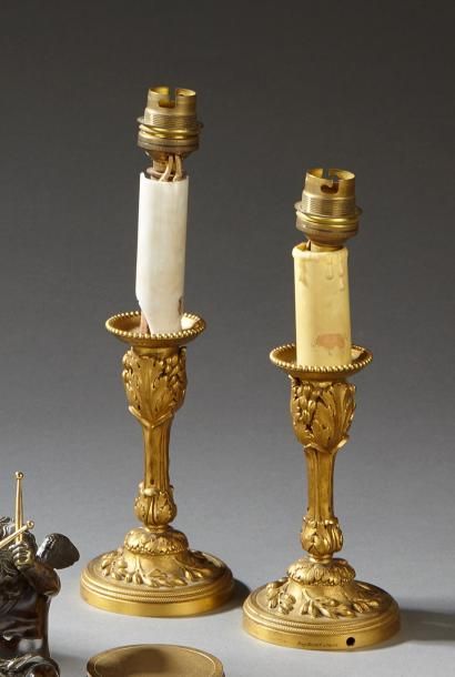 Eugène HAZART (1838-1891) Paire de petits flambeaux en bronze doré et ciselé à décor...