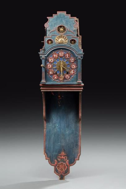 null Curieuse horloge à carillon en bois sculpté, mouluré et polychromé. Forme droite...