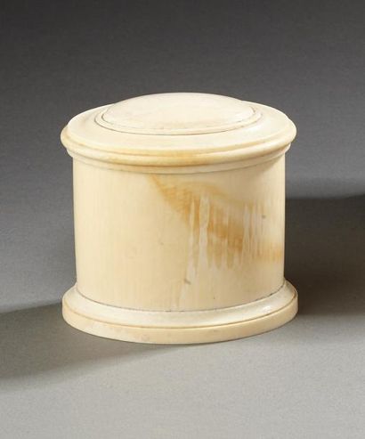 null Pot couvert en ivoire tourné et mouluré de forme ovale.
XIXe siècle.
Hauteur:...