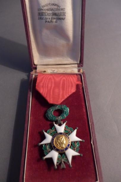 null BELGIQUE et FRANCE

Lot de trois médailles.

- Ordre de Léopold. Croix de Chevalier....