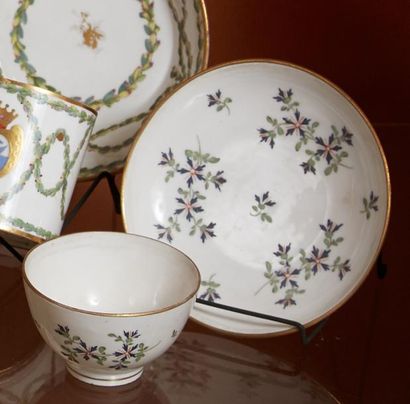 null Deux petits bols et leur sous-tasse en porcelaine à décor polychrome dit "au...