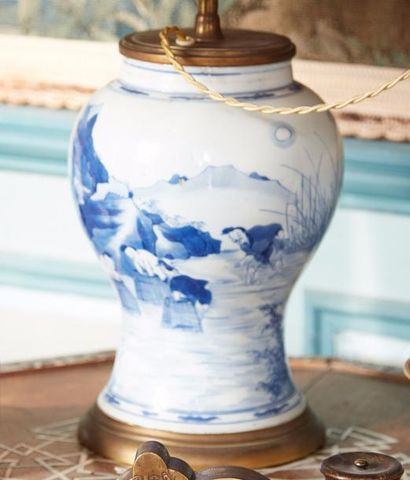 null Vase en porcelaine bleu blanc de forme balustre, à décor de pêcheurs dans une...