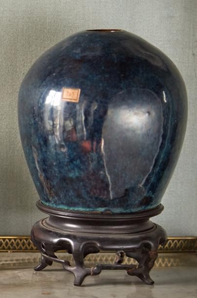null Vase en céramique de forme ovoïde à couverte bleue.

Travail asiatique du XIXe...