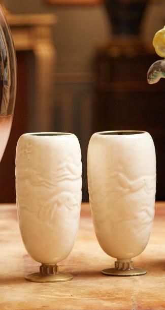 null Jean MAYODON (1893-1967) 

Paire de vases ovoïdes en céramique blanche à décor...