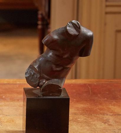 null Gérard VUERCHOZ (XXe siècle)

Torse d'homme en bronze à patine brune, repose...