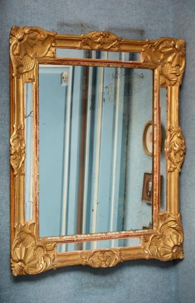 null Miroir à parecloses en bois redoré à décor de coquilles et feuillages.

XVIIIe...