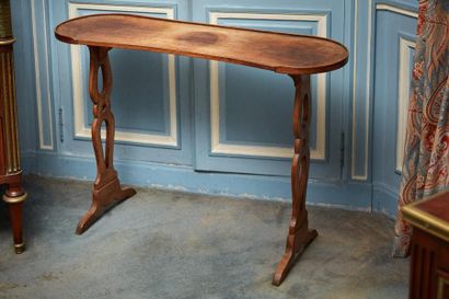 null Table rognon en acajou sur deux pieds ajourés.

Dans le goût du XVIIIe siècle...