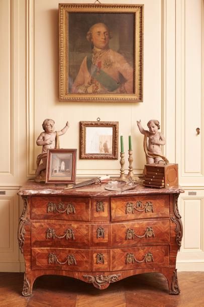 null Commode tombeau en placage de bois de rose et amarante dans des réserves à filets,...