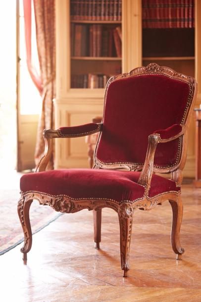 null Large fauteuil à dossier plat dit "à la Reine" en bois naturel richement sculpté...
