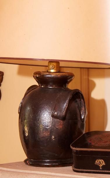 null Vase en céramique émaillée noire à deux anses arquées plaquées latérales, monté...