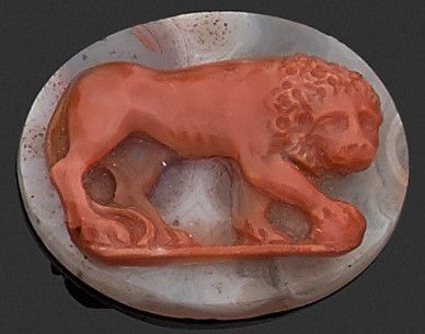 null CAMÉE agate ovale représentant un lion passant à droite.
XIXe siècle.
Longueur:...