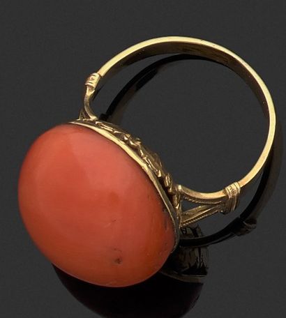 null BAGUE en or jaune 18k (750 millièmes) sertie d'un cabochon de corail, la monture...