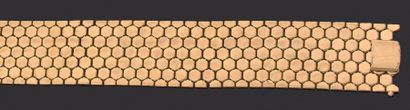 null LARGE BRACELET souple en or jaune 18k (750 millièmes) à décor de nid d'abeilles...