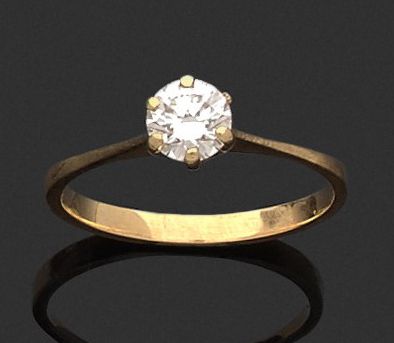 null BAGUE en or jaune 18k (750 millièmes) sertie d'un diamant de taille brillant...