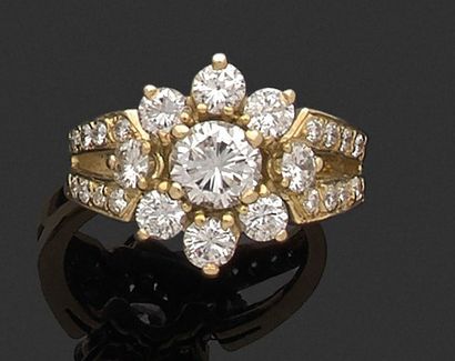 null BAGUE fleur en or jaune 18k (750 millièmes) sertie de diamants de taille moderne...