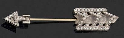 null BROCHE BARRETTE en platine et or gris 18k (750 millièmes) en forme de flèche...