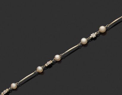 null COLLIER en or gris 18k (750 millièmes) serti en alternance de perles présumées...