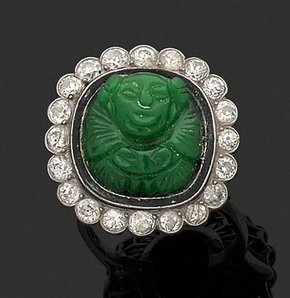 null BAGUE en platine sertie d'un jade sculpté représentant un personnage asiatique...