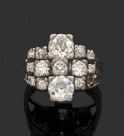 null BAGUE en platine et or gris 18k (750 millièmes) sertie de deux diamants de taille...