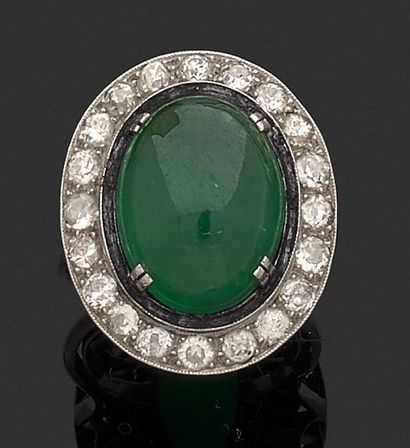 null BAGUE en platine sertie d' un cabochon de jade vert entouré de petits diamants...