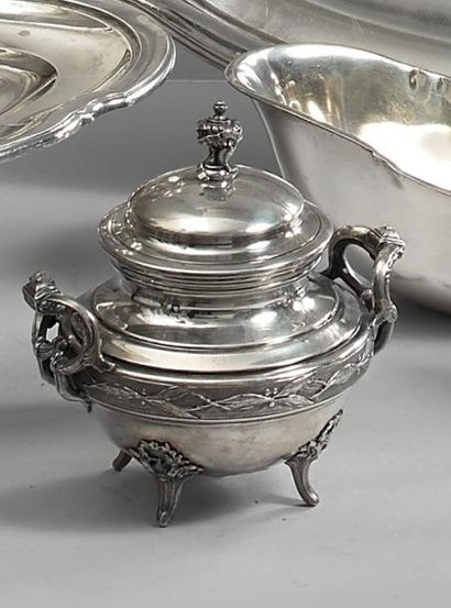 null THÉIÈRE, UN SUCRIER COUVERT ET UN POT À LAIT en argent. Chaque pièce de forme...