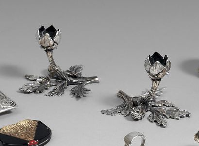ODIOT PAIRE DE PETITS BOUGEOIRS DE TABLE en métal argenté en forme d'artichaut reposant...