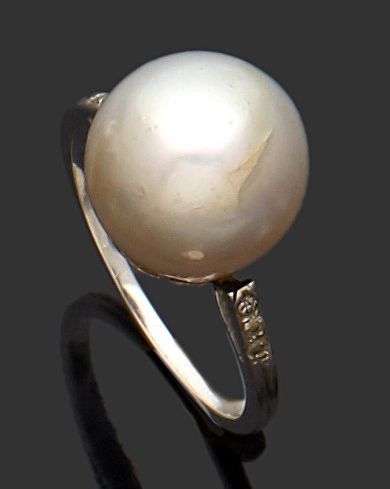 null BAGUE en or gris 18 k (750 millièmes) sertie d'une perle ne épaulée de petits...
