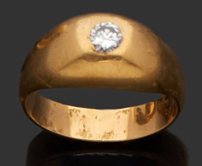 null BAGUE jonc en or jaune 18 k (750 millièmes) sertie d'un diamant coussin de taille...