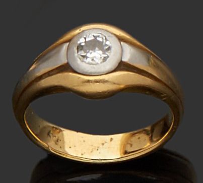 null BAGUE en or jaune 18 k (750 millièmes) et or gris sertie d'un petit diamant...