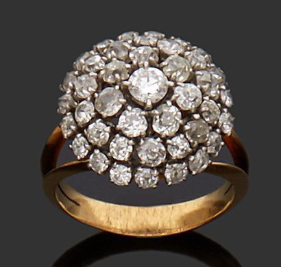 null BAGUE dôme en or jaune 18 k (750 millièmes) et platine sertie de diamants dont...