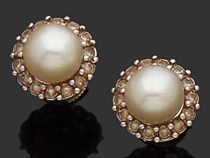 null PAIRE DE BOUCLES D'OREILLES en gris 18 k (750 millièmes) serties d'une perle...