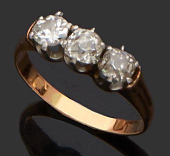 null BAGUE en or jaune 18 k (750 millièmes) sertie de trois diamants de taille ancienne.
Fin...