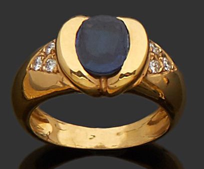 null BAGUE jonc en or jaune 18 k (750 millièmes) ornée d'un saphir ovale de 1.70...