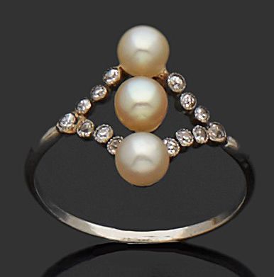 null BAGUE en or gris 18 k (750 millièmes) sertie de trois petites perles et petits...