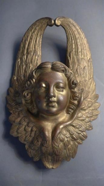 null Élément ornemental en bronze doré et ciselé représentant une tête de séraphin.
XIXe...