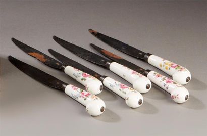 MENNECY Suite de six couteaux à manches en porcelaine tendre en forme de crosse à...