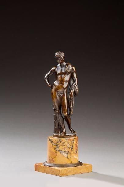 null Sculpture en bronze à patine brune représentant l'«Antinoüs du Belvédère».
Socle...