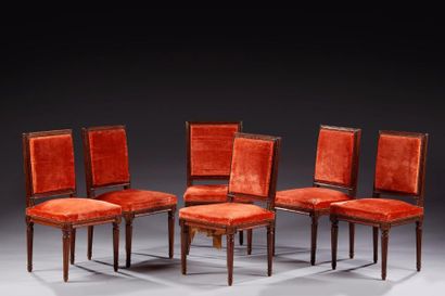 null Suite de six chaises à la reine en bois mouluré sculpté. Pieds fuselés cannelés....