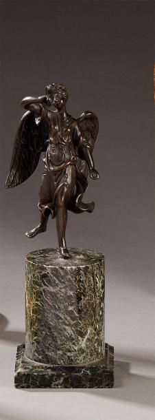 null Sculpture en bronze patiné représentant un ange sans sa trompette sur un socle...