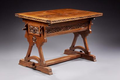 null Table de style néogothique en bois naturel sculpté, piétement H et ouvrant à...