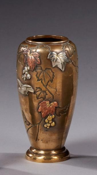 null Vase en bronze de forme ovoïde à décor gravé et en relief de feuillages et oiseaux...
