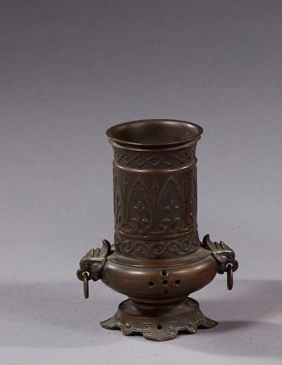 null Petit vase en bronze patiné à décor oriental.
Fin du XIXe siècle.