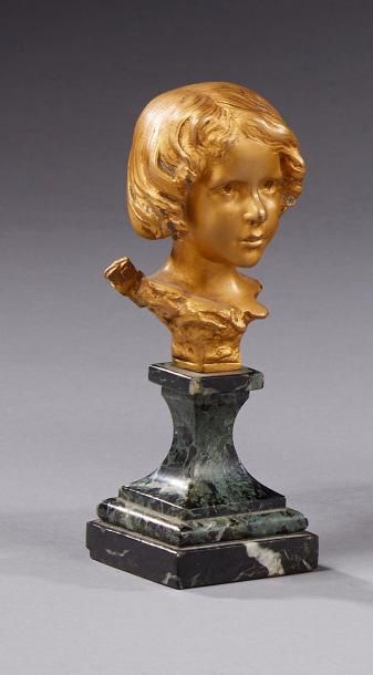LAGRANGE (de) XXe siècle Tête d'enfant portant un carquois
Bronze à patine dorée,...
