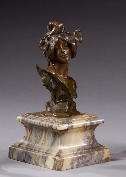 Julien CAUSSÉ (1869-1909) Buste de femme en bronze à patine brune, signé.
Vers 1900.
Repose...