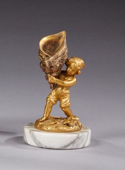 null Statuette en bronze doré et argenté représentant un jeune pécheur de coquillages.
Base...