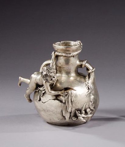 Auguste MOREAU (1855-1919) Sculpture représentant un vase en bronze argenté à décor...